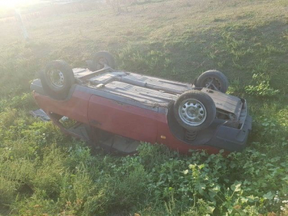 Doua femei, transportate de urgenta la spital, dupa ce masina in care se aflau „a zburat” de pe carosabil si s-a inversat intr-un sant de pe marginea drumului - FOTO