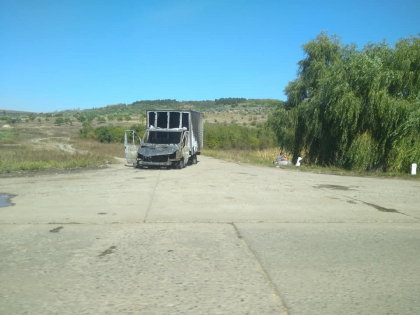 Un camion a ars in totalitate pe soseaua Chisinau-Balti - FOTO