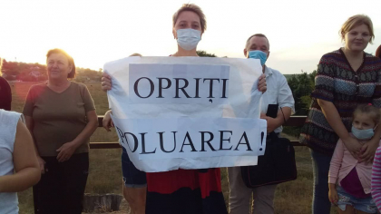 Ultima ora! Protest in comuna Chetrosu. Oamenii continua sa-si manifeste indignarea fata de mirosul urat a raului Bac: "Noi vrem un rau curat" - VIDEO/ Galerie Foto Ultima ora! Protest in comuna Chetrosu. Oamenii continua sa-si manifeste indignarea fata de mirosul urat a raului Bac: "Noi vrem un rau curat" - VIDEO/ Galerie Foto