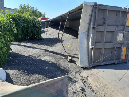 Un camion, plin cu seminte de floarea-soarelui, s-a rasturnat pe drumul central din Salcuta - Galerie Foto