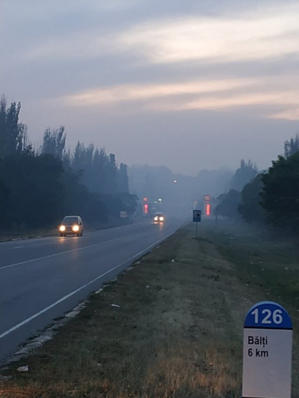 Locuitorii din Balti spun ca se sufoca, din cauza unei gunoisti care mocneste continuu. Orasul, acoperit de fum - GALERIE FOTO