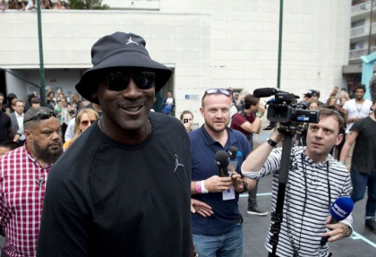 Michael Jordan a donat 1 milion de dolari victimelor uraganului Dorian Michael Jordan a donat 1 milion de dolari victimelor uraganului Dorian