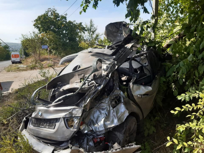 A pierdut controlul volanul, s-a izbit violent intr-un stalp, dupa care a ajuns intr-un copac. Soferul si pasagerul masinii, transportati la spital - FOTO
