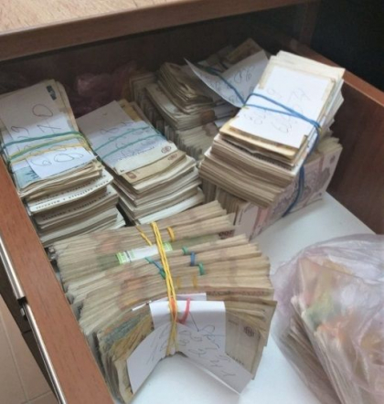 Si-au cumparat automobile de lux si case din banii castigati dintr-o afacere ilegala. Cum au fost retinuti de oamenii legii. Prejudiciul adus statului este de peste 30 de milioane de lei Si-au cumparat automobile de lux si case din banii castigati dintr-o afacere ilegala. Cum au fost retinuti de oamenii legii. Prejudiciul adus statului este de peste 30 de milioane de lei