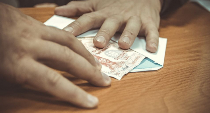 Patru persoane, intre care un fost politist si un ofiter de urmarire penala de la IP Cahul, retinute de CNA. Motivul pentru care ar fi cerut de la un barbat 5 mii de euro Patru persoane, intre care un fost politist si un ofiter de urmarire penala de la IP Cahul, retinute de CNA. Motivul pentru care ar fi cerut de la un barbat 5 mii de euro