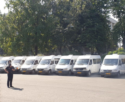 Zeci de soferi de pe rutele nationale si-au parcat microbuzele in PMAN, nemultumiti ca Ministerul Economiei nu ar intreprinde nimic la solicitarea lor de ajustare a tarifelor de calatorie Zeci de soferi de pe rutele nationale si-au parcat microbuzele in PMAN, nemultumiti ca Ministerul Economiei nu ar intreprinde nimic la solicitarea lor de ajustare a tarifelor de calatorie