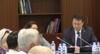 Dezbatere organizata de Comisia Economie, buget si finante pe subiectul preturilor de achizitie a strugurilor si caile de solutionare a situatiei create in plin sezon de colectare a roadei viniviticole Dezbatere organizata de Comisia Economie, buget si finante pe subiectul preturilor de achizitie a strugurilor si caile de solutionare a situatiei create in plin sezon de colectare a roadei viniviticole