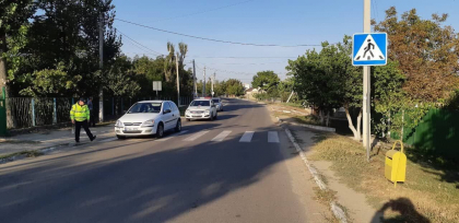 O fetita de 12 ani a fost lovita de o masina chiar pe trecerea de pietoni din fata unei scoli din Causeni. Copilul, transportat la spital - FOTO