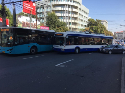 Accident in lant in capitala: un autobuz, un troleibuz si un automobil, implicate - GALERIE FOTO