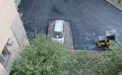De ras si de plans! Drumarii care au asfaltat o strada din capitala au ocolit o bucata unde era parcata o masina. Mai multe imagini au devenit virale pe o retea de socializare. Martor: „Original...”  - FOTO