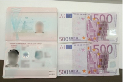 Doi cetateni ai Turciei, prinsi cu documente si bani falsi pe Aeroportul Chisinau. Oamenii legii: „Aveau un comportament suspect” Doi cetateni ai Turciei, prinsi cu documente si bani falsi pe Aeroportul Chisinau. Oamenii legii: „Aveau un comportament suspect”