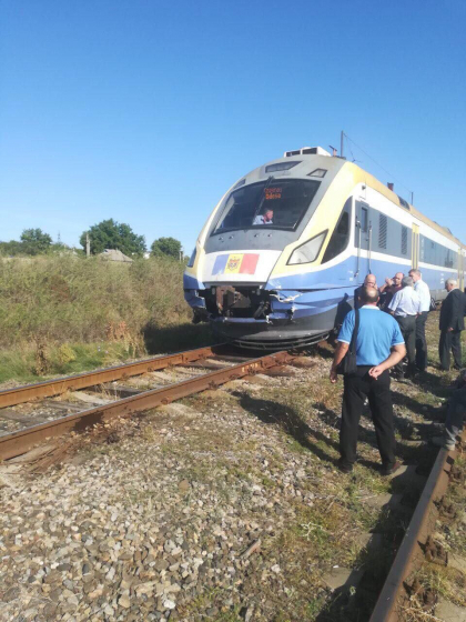Accident tragic pe calea ferata din Anenii Noi: Un tren a lovit un automobil. Soferul masinii a murit pe loc - FOTO