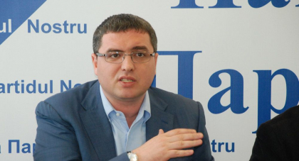Renato Usatii face haz de necaz. Incepand prin a-si descrie un vis, a facut si el retrospectiva celor 100 de zile de munca ale noii guvernari: „Dezoligarhizarea tarii s-a produs... Sor sta in penitenciarul 13. Corabia cu Plahotniuc in lanturi a trecut de Giurgiulesti si urca pe Bic la deal. Si...m-am trezit din somn” 
