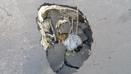 Nici n-a reusit bine sa fie carpita, ca s-a si prabusit. Pe strada Tighina din capitala s-a surpat asfaltul. Craterul imens poate inghiti nu doar un om, dar si un automobil - FOTO Nici n-a reusit bine sa fie carpita, ca s-a si prabusit. Pe strada Tighina din capitala s-a surpat asfaltul. Craterul imens poate inghiti nu doar un om, dar si un automobil - FOTO