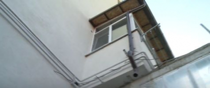 Si-a facut la bloc o intreaga gospodarie – cu gard si anexa. Este isprava unui barbat din capitala care a starnit indigarea vecinilor. Oamenii spun ca acum acesta sudeaza chiar langa teava de gaz ca sa puna acoperis anexei si se tem pentru siguranta lor - VIDEO Si-a facut la bloc o intreaga gospodarie – cu gard si anexa. Este isprava unui barbat din capitala care a starnit indigarea vecinilor. Oamenii spun ca acum acesta sudeaza chiar langa teava de gaz ca sa puna acoperis anexei si se tem pentru siguranta lor - VIDEO