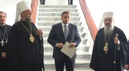 Inconjurat de cei doi mitropoliti, ministrul de Interne a inaugurat un crucifix in cladirea MAI. Andrei Nastase: „Lasati-ma sa-mi traiesc cele mai frumoase clipe, poate, din cei 44 de ani ai mei, sa am alaturi doi mitropoliti” - VIDEO