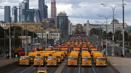 Demonstratie de forta la Moscova: sute de autobuze, masini de curatenie si utilaje, pe strazi Demonstratie de forta la Moscova: sute de autobuze, masini de curatenie si utilaje, pe strazi