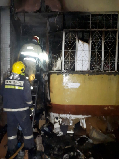 Un apartament plin de gunoaie, cuprins de flacari in capitala. Persoanele din apartamentele vecine, evacuate. Ce spun pompierii Un apartament plin de gunoaie, cuprins de flacari in capitala. Persoanele din apartamentele vecine, evacuate. Ce spun pompierii