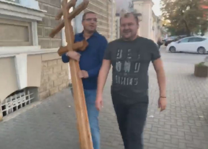 Renato Usatii i-a adus o cruce din lemn lui Andrei Nastase la Ministerul de Interne: "Putem face lucuri bune" - VIDEO Renato Usatii i-a adus o cruce din lemn lui Andrei Nastase la Ministerul de Interne: "Putem face lucuri bune" - VIDEO