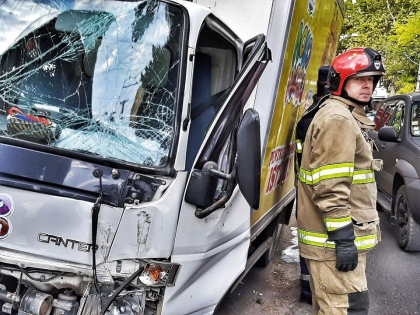 Un camion s-a izbit violent intr-un pilon pe o strada din capitala. Imagini de la fata locului