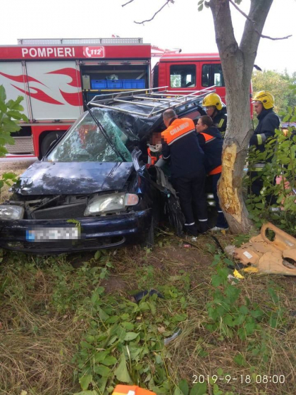 Un sofer de 23 de ani a ramas blocat intre fiarele automobilului, dupa ce a derapat si s-a lovit violent de un copac. Salvatorii au intervenit pentru a efectua lucrari de decarcerare - FOTO Un sofer de 23 de ani a ramas blocat intre fiarele automobilului, dupa ce a derapat si s-a lovit violent de un copac. Salvatorii au intervenit pentru a efectua lucrari de decarcerare - FOTO