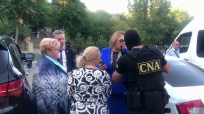 Procurorii au cerut 30 de zile de arest la domiciliu pentru Reghina Apostolova Procurorii au cerut 30 de zile de arest la domiciliu pentru Reghina Apostolova