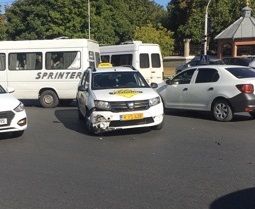 O masina de taxi, implicata intr-un accident pe o strada din centrul capitalei - FOTO O masina de taxi, implicata intr-un accident pe o strada din centrul capitalei - FOTO