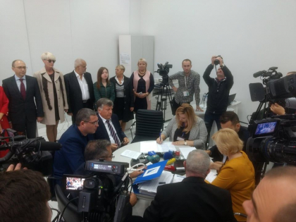 Insotit de Renato Usatii, candidatul PN la functia de primar al capitalei, Ion Diacov, depune actele pentru a se inregistra in cursa electorala - FOTO