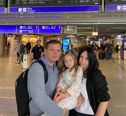 Andrei Nastase impreuna cu sotia sa implinesc 20 de ani de casnicie. Acestia s-au intalnit pe aeroportul din Frankfurt pentru cateva minute in timp ce ministrul se intorcea de la Washington: „Intre doua avioane, pe fuga, mi-am strans in brate fetele” - FOTO Andrei Nastase impreuna cu sotia sa implinesc 20 de ani de casnicie. Acestia s-au intalnit pe aeroportul din Frankfurt pentru cateva minute in timp ce ministrul se intorcea de la Washington: „Intre doua avioane, pe fuga, mi-am strans in brate fetele” - FOTO