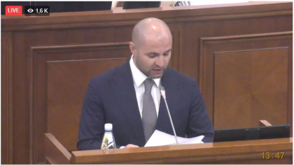 Vladimir Cebotari, de la tribuna Parlamentului, il acuza pe Dumitru Alaiba ca ar fi avut mai multe atributii in guvernarea din 2012, cand a fost concesionat aeroportul: "Mult mai activ a fost domnul Alaiba care a fost consilier pe domeniul economic" Vladimir Cebotari, de la tribuna Parlamentului, il acuza pe Dumitru Alaiba ca ar fi avut mai multe atributii in guvernarea din 2012, cand a fost concesionat aeroportul: "Mult mai activ a fost domnul Alaiba care a fost consilier pe domeniul economic"