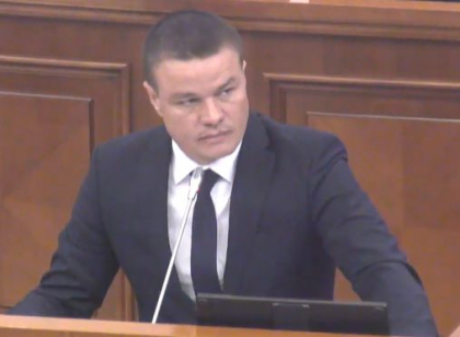 Cum raspunde procurorul general la intrebarea lui Sergiu Sarbu: "Cum comentati ca doi deputati stiau ca veniti in plenul parlamentului, deciziile se iau in alta parte ori sunteti interceptat?"
