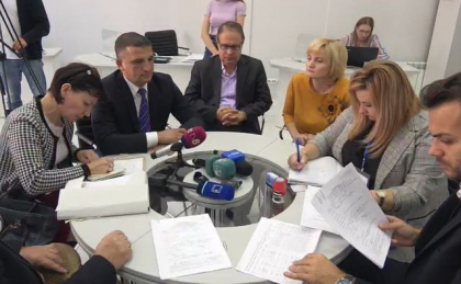 Vlad Turcanu, consilierul fostului presedinte Nicolae Timofti, se inregistreaza in calitate de candidat la functia de primar de Chisinau - FOTO Vlad Turcanu, consilierul fostului presedinte Nicolae Timofti, se inregistreaza in calitate de candidat la functia de primar de Chisinau - FOTO