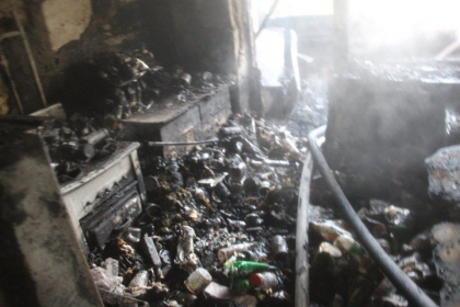 Mai multe persoane au fost evacuate in aceasta dimineata dupa ce un apartament din blocul in care locuiau a fost cuprins de flacari. Cinci echipaje de pompieri au intervenit. IGSU: „Focul a distrus gunoiul” - FOTO/VIDEO
Mai multe persoane au fost evacuate in aceasta dimineata dupa ce un apartament din blocul in care locuiau a fost cuprins de flacari. Cinci echipaje de pompieri au intervenit. IGSU: „Focul a distrus gunoiul” - FOTO/VIDEO