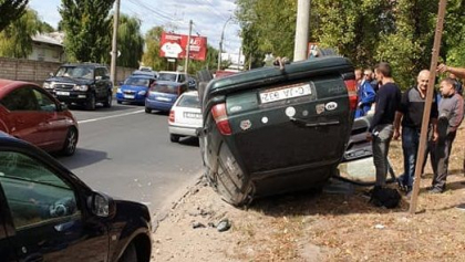 Accident in capitala. O masina s-a rasturnat dupa ce s-a ciocnit cu un alt automobil - FOTO Accident in capitala. O masina s-a rasturnat dupa ce s-a ciocnit cu un alt automobil - FOTO