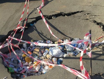 O groapa, transformata in gunoi, la Gara Centrala din capitala - FOTO