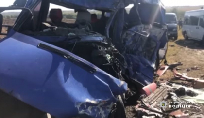 Imagini de la fata locului unde 9 oameni au murit dupa ce un microbuz de ruta si un camion s-au ciocnit langa Odesa - VIDEO Imagini de la fata locului unde 9 oameni au murit dupa ce un microbuz de ruta si un camion s-au ciocnit langa Odesa - VIDEO