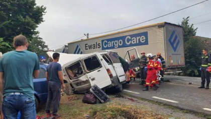 Cinci moldoveni, internati in spital, dupa ce un microbuz s-a tamponat cu un alt vehicul in Romania