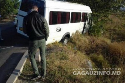 Cearta intre soferii microbuzelor de ruta pe o sosea din Taraclia. Conducatorul auto a iesit din vehicul pentru a-i explica altuia ca i-a luat pasagerii, iar in acest timp vehiculul lasat fara supraveghere a pornit si a ajuns intr-un sant. Cei care se aflau in interior au sarit din mers pentru a se salva - VIDEO Cearta intre soferii microbuzelor de ruta pe o sosea din Taraclia. Conducatorul auto a iesit din vehicul pentru a-i explica altuia ca i-a luat pasagerii, iar in acest timp vehiculul lasat fara supraveghere a pornit si a ajuns intr-un sant. Cei care se aflau in interior au sarit din mers pentru a se salva - VIDEO