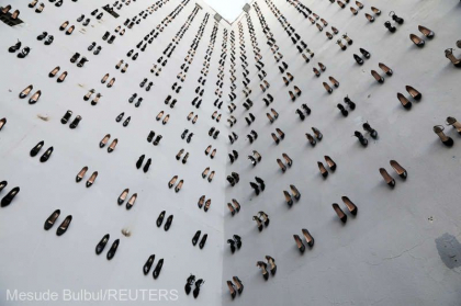 Istanbul-440 de perechi de pantofi cu toc, expuse pe fatada unei cladiri pentru femeile ucise in Turcia in 2018 Istanbul-440 de perechi de pantofi cu toc, expuse pe fatada unei cladiri pentru femeile ucise in Turcia in 2018