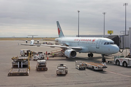O adolescenta musulmana, umilita in aeroport. Ce i-au facut angajatii inainte de imbarcare O adolescenta musulmana, umilita in aeroport. Ce i-au facut angajatii inainte de imbarcare