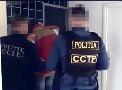 Un cetatean francez, retinut pe aeroportul din Chisinau, dupa ce ar fi dus mai multe tinere din tara noastra sa se prostitueze in Franta. Cum le ademenea si cati bani le promitea - VIDEO