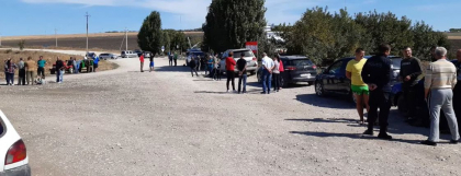 Locuitorii mai multor sate din Causeni au blocat drumul central in semn de protest pentru ca acesta se afla intr-o stare deplorabila: "Vrem drum din asfalt"