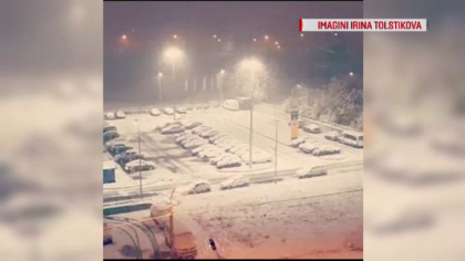 Iarna in toata regula in Rusia. Oamenii s-au trezit cu masinile inzapezite Iarna in toata regula in Rusia. Oamenii s-au trezit cu masinile inzapezite