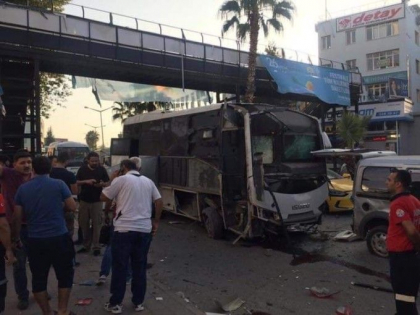 Atac cu bomba, in centrul unui oras din Tucia. Un autobuz a fost distrus de explozie Atac cu bomba, in centrul unui oras din Tucia. Un autobuz a fost distrus de explozie