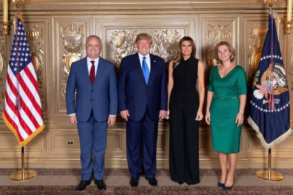 Igor Dodon s-a intalnit cu presedintele SUA, Donald Trump. Cei doi sefi ai statului, alaturi de primele doamne Igor Dodon s-a intalnit cu presedintele SUA, Donald Trump. Cei doi sefi ai statului, alaturi de primele doamne