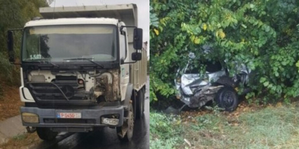 Un alt accident, la Hancesti. O masina, aruncata in tufisuri dupa ce s-a ciocnit violent cu un camion - FOTO