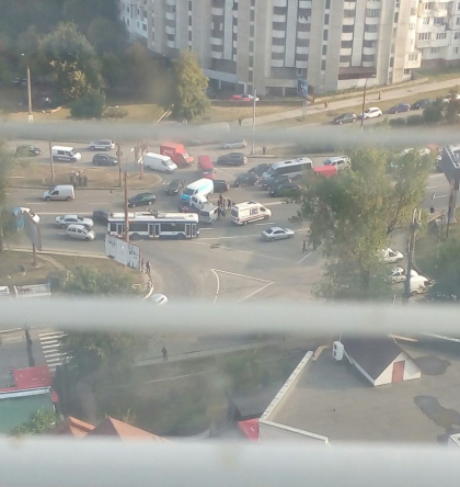 Trei masini - implicate intr-un accident pe strada Ismail din capitala. Ambulanta, la fata locului. In zona s-a format ambuteiaj - GALERIE FOTO