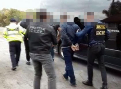 Doi cetateni romani, retinuti in apropiere de vama Leuseni in timp ce incercau sa duca trei tinere din tara noastra in Romania pentru a se prostitua. Cum le-au convins sa mearga si cati bani le-au promis - VIDEO