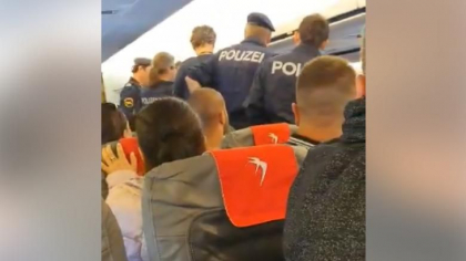 Un avion a aterizat de urgenta la Viena dupa ce un pasager roman a batut o stewardesa - VIDEO Un avion a aterizat de urgenta la Viena dupa ce un pasager roman a batut o stewardesa - VIDEO