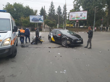 Un taxi s-a ciocnit violent intr-o motocicleta pe o strada din capitala. Ambulanta, la fata locului - GALERIE FOTO
